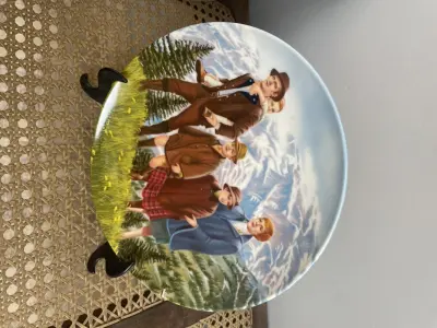 LOTE 300 - 01 RARO PRATO DE  KNOWLES & BRADFORD, COM 21 CM DE DIÂMETRO,NÚMERO BRADEX 84-K41-18.8  EUA DÉCADA DE 80 INCLUI CERTIFICADO DE AUTENTICIDADE, FOLHETO DO PRATO E CAIXA.AMÉRICA DO NORTE 1854 EDWIN M. PLACA NÚMERO 7042D AGORA CHINA 1987 TEMPO NA BELA CHINA 19º OITAVA PLACA EM 'CLIMB EV'RY MOUNTAIN" (EM PORTUGUÊS "ESCALE TODAS AS MONTANHAS") A NOVIÇA REBELDE SÉRIE, A ÚNICA SÉRIE DE PRATOS DE COLECIONADOR PARA COMEMORAR ESTE AMANHÃ MUSICAL, APROVADA PELOS ESTABELECIMENTOS DE RICHARD RODGERS E OSCAR HAMMERSTEIN II. PINTADA EXCLUSIVAMENTE PARA ESTA EDIÇÃO LIMITADA POR T. CRNKOVECH E QUEIMADA EM PORCELANA FINA POR EDWIN M. KNOWLES. ESTRITAMENTE LIMITADA A UM PERÍODO DE QUEIMA NÃO SUPERIOR A 150 DIAS. LANÇADO POR E AS PROPRIEDADES DE HOWARD LINDSAY E RUSSEL CROUSE CORTESIA DA WILLIAMSON MUSIC COMPANY, EDITORA MOTION PICTURE 1965 ARGYLE ENTERPRISES E TWENTIETH CENTURY FOX FILM CORPORATION TODOS OS DIREITOS RESERVADOS DESIGNA MARCA REGISTRADA USADA SOB LICENÇA DO PROPRIETÁRIO NÚMERO BRADEX 84-1941-188,PEÇA COMPRADA EM GARAGEM DE ANTIGUIDADES NOS EUA. SUPORTE PARA PRATO NÃO INCLUÍDO NESTA VENDA. (NO ESTADO) ATENÇÃO! FAZER A VISITAÇÃO ANTES DE ARREMATAR, NÃO SABEMOS SE FUNCIONA, LEILÃO NÃO TEM GARANTIA E NEM DEVOLUÇÃO, SUJEITO A POSSÍVEIS AVARIAS VISÍVEIS/OCULTAS E/OU AUSÊNCIA DE COMPONENTES.