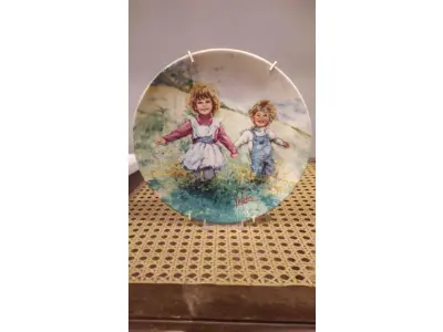 LOTE 290 - 01 PRATO WEDGWOOD "PLAYTIME" MARY VICKERS "MY MEMORIES", DE 1982, FABRICADO NA INGLATERRA, COM 20 CM ESTE É UM PRATO VINTAGE DE COLECIONADOR DE 1982 MUITO CHARMOSO. "PLAYTIME", EM PORTUGUES "HORA DE BRINCAR"A SEGUNDA EDIÇÃO DE UMA SÉRIE INTITULADA "MY MEMORIES", DE MARY VICKERS.  LIMITADO A 100 DIAS DE PRODUÇÃO E LOGO FECHADDA A FABRICAÇAO PRATA DE NUMERO 1508H ANTERIORMENTE ESTIMADO. SEM DANOS NOTÁVEIS, MAS PODE APRESENTAR ALGUM DESGASTE TÍPICO. EM EXCELENTE ESTADO, POSSUI A CAIXA ORIGINAL CERTIFICADO DE AUTENTICIDADE E OS DOCUMENTOS. O SUPORTE DO PRATO NÃO ESTÁ INCLUÍDO. PEÇA COMPRADA EM GARAGEM DE ANTIGUIDADES NOS EUA. (NO ESTADO) ATENÇÃO! FAZER A VISITAÇÃO ANTES DE ARREMATAR, NÃO SABEMOS SE FUNCIONA, LEILÃO NÃO TEM GARANTIA E NEM DEVOLUÇÃO, SUJEITO A POSSÍVEIS AVARIAS VISÍVEIS/OCULTAS E/OU AUSÊNCIA DE COMPONENTES.