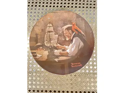 LOTE 177 - 01 PRATO DE COLECIONADOR  "O CONSTRUTOR DE NAVIOS "THE SHIP BUILDER " DA ROYAL EATON NORMAN ROCKWELL, PRATO NUMERADO 11387 A PRATO NORMAN ROCKWELL DE 1980 "O CONSTRUTOR DE NAVIOS. EDIÇÃO LIMITADA  COM 21,5 CM DE DIÂMETRO, MULTICOLORIDO, COM DETALHES EM OURO 22 QUILATES. REPRESENTA UM VELHO E UM MENINO COM SEU CACHORRO OLHANDO PARA O MAR. SUPORTE DO PRATO NÃO ESTÁ INCLUÍDO. ITEM COMPRADO EM GARAGENS DE ANTIGUIDADES NOS EUA. (NO ESTADO) ATENÇÃO! FAZER A VISITAÇÃO ANTES DE ARREMATAR, NÃO SABEMOS SE FUNCIONA, LEILÃO NÃO TEM GARANTIA E NEM DEVOLUÇÃO, SUJEITO A POSSÍVEIS AVARIAS VISÍVEIS/OCULTAS E/OU AUSÊNCIA DE COMPONENTES.