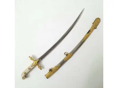 01 MINIATURA DE ESPADA DA MARINHA EM METAL. LÂMINA CINZELADA DE  DUQUE DE CAIXAS  RJ. DA DECADA DE 80 BAINHA DE METAL COM APLIQUES EM METAL DOURADO,COM 15 CM DE CUMPRIMENTO. (NO ESTADO) ATENÇÃO! FAZER A VISITAÇÃO ANTES DE ARREMATAR, NÃO SABEMOS SE FUNCIONA, LEILÃO NÃO TEM GARANTIA E NEM DEVOLUÇÃO, SUJEITO A POSSÍVEIS AVARIAS VISÍVEIS/OCULTAS E/OU AUSÊNCIA DE COMPONENTES.