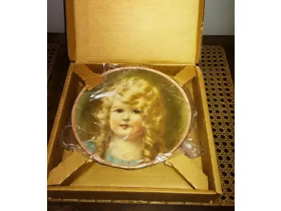 01 PRATO DE COLECIONADOR SUNBEAM BESSIE PEASE GUTMAN CAMEO PORTRAIT ASSINADO E NUMERADO, ESTE PRATO VINTAGE DE COLECIONADOR GOLDILOCKS DE 1986, DA COLEÇÃO HAMILTON, É UM ITEM ESSENCIAL PARA QUALQUER COLECIONADOR DE CULTURA AMERICANA. É A 4ª EDIÇÃO DA PRECIOUS PORTRAITS E TEM O NÚMERO AUTÊNTICO 4317P.FEITO DE PORCELANA DE ALTA QUALIDADE, ESTE PRATO APRESENTA UMA BELA E VIBRANTE IMAGEM MULTICOLORIDA DE UMA JOVEM QUE ADICIONARÁ UM TOQUE DE ELEGÂNCIA A QUALQUER COLEÇÃO DECORATIVA.EM EXCELENTE ESTADO, POSSUI A CAIXA ORIGINAL E OS DOCUMENTOS. O SUPORTE DO PRATO NÃO ESTÁ INCLUÍDO. PEÇA COMPRADA EM GARAGEM DE ANTIGUIDADES NOS EUA. SUPORTE PARA PRATO NÃO INCLUÍDO NESTA VENDA. (NO ESTADO) ATENÇÃO! FAZER A VISITAÇÃO ANTES DE ARREMATAR, NÃO SABEMOS SE FUNCIONA, LEILÃO NÃO TEM GARANTIA E NEM DEVOLUÇÃO, SUJEITO A POSSÍVEIS AVARIAS VISÍVEIS/OCULTAS E/OU AUSÊNCIA DE COMPONENTES.