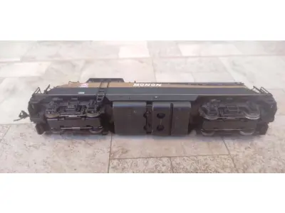 LOTE 188 - 01 LOCOMOTIVA A DIESEL MONON BL2 EMD EM ESCALA HO PROTO 2000 REALISTA, ITEM COMPRADO EM GARAGENS DOS EUA. (NO ESTADO) ATENÇÃO! FAZER A VISITAÇÃO ANTES DE ARREMATAR, NÃO SABEMOS SE FUNCIONA, LEILÃO NÃO TEM GARANTIA E NEM DEVOLUÇÃO, SUJEITO A POSSÍVEIS AVARIAS VISÍVEIS/OCULTAS E/OU AUSÊNCIA DE COMPONENTES.