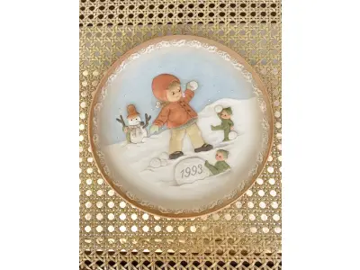 LOTE 116 - 01 LINDO PRATO ENESCO BAS RELIEF DE 1993 DA COLEÇÃO MABEL LUCIE ATWELL EM BAIXO RELEVO PINTADO A MÃO EDIÇÃO LIMITADA, COM UM TEMA DE NATAL, DESIGN MULTICOLORIDO E PADRÃO DECORATIVO. FEITO DE CERÂMICA NA INDONÉSIA, COM 21 CM DE DIÂMETRO  PEÇA VINTAGE DO FINAL DO SÉCULO XX. A MARCA ENESCO É CONHECIDA POR SEUS PRATOS DE COLECIONADOR, E ESTE ITEM EM PARTICULAR FAZ PARTE DA FRANQUIA MABEL LUCIE ATWELL, ITEM RARO COM TODOS OS DOCUMENTOS, COMPRADO EM GARAGEM DE ANTIGUIDADES NOS EUA.SUPORTE PARA PRATO NÃO INCLUÍDO NESTA VENDA. (NO ESTADO) ATENÇÃO! FAZER A VISITAÇÃO ANTES DE ARREMATAR, NÃO SABEMOS SE FUNCIONA, LEILÃO NÃO TEM GARANTIA E NEM DEVOLUÇÃO, SUJEITO A POSSÍVEIS AVARIAS VISÍVEIS/OCULTAS E/OU AUSÊNCIA DE COMPONENTES.