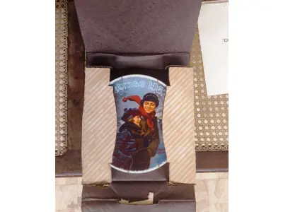 LOTE 338 - 01 PRATO NORMAN VINTAGE DE COLECIONADOR DA KNOWLES. COM NOTA DE COMPRA DATADA EM 03/11/1982,COM CETIFITICADO DE AUTENTICIDADE,CAIXA E FOLHETO ORIGINAL. INTITULA-SE "NATAL E É BASEADA NA OBRA "NATAL COURTSHIP", DE NORMAN ROCKWELL. APRESENTA UM CASAL PATINANDO EM UM LAGO CONGELADO À MODA ANTIGA. ESTA PLACA MEDE APROXIMADAMENTE 21 CM DE DIÂMETRO.OBRA INSPIRADA  PELA OLDES EM 1854 KNOWLES M. VIRCÍNIA,EUA EM PORCELANA FINA 1982 PRATO DE NUMERO 166096 A ÚNICA EDIÇÃO LIMITADA DE "CHRISTMAS COURTSHIP", FECHADA EM 1920 POR ERMAN ROCKWELL E CERTIFICADA PELA ROCKWELL SOCIETY CAMERICA. A NONA DE UMA SÉRIE ANUAL. EDIÇÃO LIMITADA PERMANENTEMENTE FECHADA POR EDWIN M. KNOWLES EM 28 DE DEZEMBRO DE 1982. CIDADE O 500 OFICIAL CORPORATIVO BRADEX Nº 84-270-19. RESULTADOS PARA AS OLDES 1854 KNOWLES M.PEÇA COMPRADA EM GARAGEM DE ANTIGUIDADES NOS EUA. SUPORTE PARA PRATO NÃO INCLUÍDO NESTA VENDA." . (NO ESTADO) ATENÇÃO! FAZER A VISITAÇÃO ANTES DE ARREMATAR, NÃO SABEMOS SE FUNCIONA, LEILÃO NÃO TEM GARANTIA E NEM DEVOLUÇÃO, SUJEITO A POSSÍVEIS AVARIAS VISÍVEIS/OCULTAS E/OU AUSÊNCIA DE COMPONENTES.