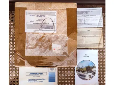 LOTE 183 - 01 RARO PRATO PORCELANA FRANCISCANA DA HISTORIC PROVIDENCE MINT WORLD PREMIER FIRST EDITION, DE 1983, DA SÉRIE THE VANISHING AMERICAN BARN, DA HARRIS HIEN, A SEGUNDA EDIÇÃO DA SÉRIE, INTITULADA "THE LOG BARN", NEW". O PRATO APRESENTA UMA REPRESENTAÇÃO ÚNICA, DETALHADA E COLORIDA DE UM TIPO DE CELEIRO AMERICANO, SITUADO EM UM CENÁRIO DE FAZENDA DE DIFERENTES REGIÕES DO PAÍS, COM DETALHES DOURADOS NA BORDA. ESTAMPADAS NA PARTE INFERIOR COM O NOME DA SÉRIE, TÍTULO, ASSINATURA IMPRESSA DO ARTISTA E A MARCA THE HISTORIC PROVIDENCE MINT, E MEDEM APROXIMADAMENTE 21,8 CM DE DIÂMETRO. EM EXCELENTE ESTADO, POSSUI A CAIXA ORIGINAL E OS DOCUMENTOS DE EPOCA NOTAS FISCAIS.O SUPORTE DO PRATO NÃO ESTÁ INCLUÍDO. . (NO ESTADO) ATENÇÃO! FAZER A VISITAÇÃO ANTES DE ARREMATAR, NÃO SABEMOS SE FUNCIONA, LEILÃO NÃO TEM GARANTIA E NEM DEVOLUÇÃO, SUJEITO A POSSÍVEIS AVARIAS VISÍVEIS/OCULTAS E/OU AUSÊNCIA DE COMPONENTES.