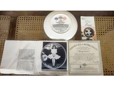 LOTE 137 - 01 RARO PRATO DE NORMAM ROCKWELL "SITTING PRETTY" É A PRIMEIRA EDIÇÃO DE "UMA MENTE PRÓPRIA", LANÇADO EM 1986. APROVADO PELA FAMÍLIA ROCKWELL E SOCIEDADE DA AMÉRICA E PRODUZIDO PELA KNOWLES CHINA. PRODUZIDO EM EDIÇÃO LIMITADA A 150 DIAS DE PRODUÇÃO. NUMERADO ​​E ASSINADO. TEM 21,5 CM DE LARGURA E ESTÁ EM EXCELENTE ESTADO. ACOMPANHA CAIXA ORIGINAL E CERTIFICADO DE AUTENTICIDADE. PRATO DE NÚMERO 2308C. PEÇA COMPRADA EM GARAGEM DE ANTIGUIDADES NOS EUA. SUPORTE PARA 01 PRATO NÃO INCLUÍDO NESTA VENDA. (NO ESTADO) ATENÇÃO! FAZER A VISITAÇÃO ANTES DE ARREMATAR, NÃO SABEMOS SE FUNCIONA, LEILÃO NÃO TEM GARANTIA E NEM DEVOLUÇÃO, SUJEITO A POSSÍVEIS AVARIAS VISÍVEIS/OCULTAS E/OU AUSÊNCIA DE COMPONENTES.