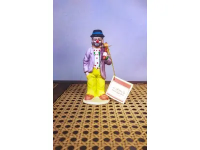 01 ESTATUETA DE PALHAÇO DE CERÂMICA VINTAGE DA COLEÇÃO FLAMBRO DE EMMETT KELLY JR,ESTILO HOBO, COM ALÇA OU ALÇA. ETIQUETA ORIGINAL. EXCELENTE ESTADO, SEM LASCAS, RACHADURAS EM ÓTIMO ESTADO PEÇA RARA ITEM LANÇADOS ANOS 90 NOS EUA  CM DE ALTURA E UMA BASE DE 15 ​​CM. COM  SUA ASSINATURA NA PARTE INFERIOR JUNTO COM "EXCLUSIVAMENTE DA FLAMBRO EMPRESA FAMOSA NOS EUA DECADA DE 90, COMPRADAS EM LOJAS DE ANTIGUIDADES DOS EUA. (NO ESTADO) ATENÇÃO! FAZER A VISITAÇÃO ANTES DE ARREMATAR, NÃO SABEMOS SE FUNCIONA, LEILÃO NÃO TEM GARANTIA E NEM DEVOLUÇÃO, SUJEITO A POSSÍVEIS AVARIAS VISÍVEIS/OCULTAS E/OU AUSÊNCIA DE COMPONENTES.