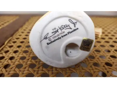 LOTE 192 - 01 ESTATUETA DE PALHAÇO DE CERÂMICA VINTAGE DA COLEÇÃO FLAMBRO DE EMMETT KELLY JR,ESTILO HOBO, COM ALÇA OU ALÇA. ETIQUETA ORIGINAL. EXCELENTE ESTADO, SEM LASCAS, RACHADURAS EM ÓTIMO ESTADO PEÇA RARA ITEM LANÇADOS ANOS 90 NOS EUA  CM DE ALTURA E UMA BASE DE 15 ​​CM. COM  SUA ASSINATURA NA PARTE INFERIOR JUNTO COM "EXCLUSIVAMENTE DA FLAMBRO EMPRESA FAMOSA NOS EUA DECADA DE 90, COMPRADAS EM LOJAS DE ANTIGUIDADES DOS EUA. (NO ESTADO) ATENÇÃO! FAZER A VISITAÇÃO ANTES DE ARREMATAR, NÃO SABEMOS SE FUNCIONA, LEILÃO NÃO TEM GARANTIA E NEM DEVOLUÇÃO, SUJEITO A POSSÍVEIS AVARIAS VISÍVEIS/OCULTAS E/OU AUSÊNCIA DE COMPONENTES.