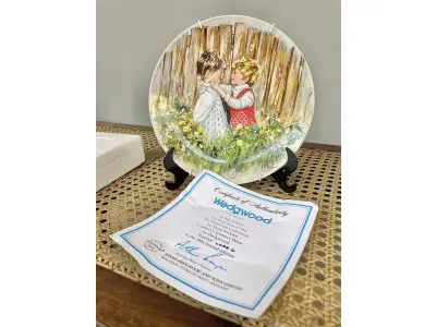 LOTE 127 - 01 PRATO DE COLECIONADOR MARY VICKERS "SEJA MEU AMIGO", SÉRIE MINHAS MEMÓRIAS, WEDGWOOD Nº 2530A,PRATO DE COLECIONADOR AUTÊNTICO DA ARTISTA MARY VICKERS, COM 20 CM DE DIÂMETRO. PRIMEIRA EDIÇÃO DE UMA SÉRIE CHAMADA MINHAS MEMÓRIAS, A OBRA DE ARTE INTITULADA "SEJA MEU AMIGO" APRESENTA UMA JOVEM PEDINDO A AMIZADE DE OUTRA GAROTA,PRATO Nº 2530A FEITO EM UM PERÍODO DE QUEIMA ESTRITAMENTE LIMITADO A 100 DIAS, FABRICADO NA INGLATERRA EM WEDGWOOD QUEEN'S WARE.ITEM COMPRADO EM GARAGEM DE ANTIGUIDADES NOS EUA OBSERVAÇÃO: O SUPORTE DE MOSTRADO NAS FOTOS NÃO ESTÁ INCLUÍDO. (NO ESTADO) ATENÇÃO! FAZER A VISITAÇÃO ANTES DE ARREMATAR, NÃO SABEMOS SE FUNCIONA, LEILÃO NÃO TEM GARANTIA E NEM DEVOLUÇÃO, SUJEITO A POSSÍVEIS AVARIAS VISÍVEIS/OCULTAS E/OU AUSÊNCIA DE COMPONENTES.