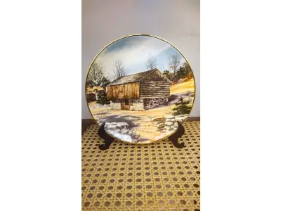 01 RARO PRATO PORCELANA FRANCISCANA DA HISTORIC PROVIDENCE MINT WORLD PREMIER FIRST EDITION, DE 1983, DA SÉRIE THE VANISHING AMERICAN BARN, DA HARRIS HIEN, A SEGUNDA EDIÇÃO DA SÉRIE, INTITULADA "THE LOG BARN", NEW". O PRATO APRESENTA UMA REPRESENTAÇÃO ÚNICA, DETALHADA E COLORIDA DE UM TIPO DE CELEIRO AMERICANO, SITUADO EM UM CENÁRIO DE FAZENDA DE DIFERENTES REGIÕES DO PAÍS, COM DETALHES DOURADOS NA BORDA. ESTAMPADAS NA PARTE INFERIOR COM O NOME DA SÉRIE, TÍTULO, ASSINATURA IMPRESSA DO ARTISTA E A MARCA THE HISTORIC PROVIDENCE MINT, E MEDEM APROXIMADAMENTE 21,8 CM DE DIÂMETRO. EM EXCELENTE ESTADO, POSSUI A CAIXA ORIGINAL E OS DOCUMENTOS DE EPOCA NOTAS FISCAIS.O SUPORTE DO PRATO NÃO ESTÁ INCLUÍDO. . (NO ESTADO) ATENÇÃO! FAZER A VISITAÇÃO ANTES DE ARREMATAR, NÃO SABEMOS SE FUNCIONA, LEILÃO NÃO TEM GARANTIA E NEM DEVOLUÇÃO, SUJEITO A POSSÍVEIS AVARIAS VISÍVEIS/OCULTAS E/OU AUSÊNCIA DE COMPONENTES.