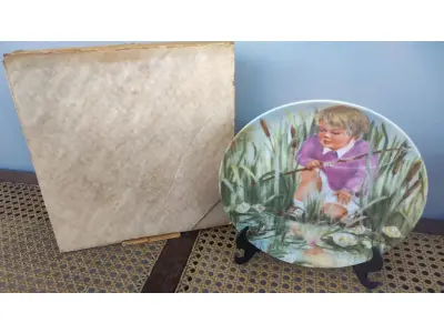 LOTE 145 - 01 PRATO DECORATIVO 'PEQUENO PRÍNCIPE' - POR RUSTY MONEY - SEXTA EDIÇÃO DA SÉRIE "PARECE ONTEM" - PRODUZIDO EM EDIÇÃO LIMITADA POR APENAS DEZ DIAS DE QUEIMA E DEPOIS FECHADO PERMANENTEMENTE - NÚMERO DA PLACA 4119, COM CAIXA ORIGINAL E CERTIFICADO DE AUTENTICIDADE. MEDE 21,5 CM DE DIÂMETRO SUPORTE PARA PRATO NÃO INCLUÍDO NESTA VENDA. (NO ESTADO) ATENÇÃO! FAZER A VISITAÇÃO ANTES DE ARREMATAR, NÃO SABEMOS SE FUNCIONA, LEILÃO NÃO TEM GARANTIA E NEM DEVOLUÇÃO, SUJEITO A POSSÍVEIS AVARIAS VISÍVEIS/OCULTAS E/OU AUSÊNCIA DE COMPONENTES.