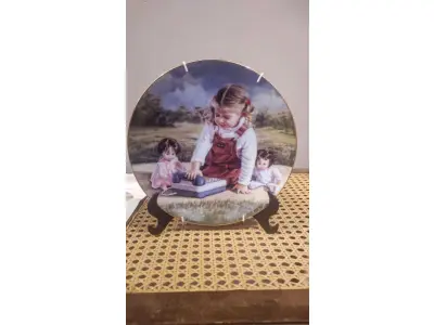 LOTE 288 - 01 RARO PRATO "CHATTERBOX" VINTAGE DE 1984, MOMENTOS ESPECIAIS DE LUCELLE RAAD,4ª EDIÇÃO DA SÉRIE "MOMENTOS ESPECIAIS" CONCEITOS MODERNOS DE 1984,LIMITADO A APENAS 12.500 CÓPIAS EM TODO O MUNDO Nº 271, ESTE PRATO DE COLECIONADOR DA MODERN CONCEPTS, LTD. É UMA BELA ADIÇÃO A QUALQUER COLEÇÃO. O PRATO APRESENTA UM DESIGN COLORIDO, FORMATO REDONDO E 21,5 CM DE DIÂMETRO. FOI FEITO EM PORCELANA NO FINAL DO SÉCULO XX, ESPECIFICAMENTE EM 1984. O PRATO FAZ PARTE DA SÉRIE SECRETS SPECIAL MOMENTS, CRIADA POR LUCELLE RAAD, E TEM COMO TEMA CRIANÇAS. É UM ITEM VINTAGE E FOI FABRICADO NOS ESTADOS UNIDOS. ESTE PRATO DECORATIVO DE COLECIONADOR É PERFEITO PARA TODAS AS OCASIÕES E SERIA UM ÓTIMO COMPLEMENTO PARA QUALQUER DECORAÇÃO.EM EXCELENTE ESTADO, POSSUI A CAIXA ORIGINAL CERTIFICADO DE AUTENTICIDADE E OS DOCUMENTOS. O SUPORTE DO PRATO NÃO ESTÁ INCLUÍDO. PEÇA COMPRADA EM GARAGEM DE ANTIGUIDADES NOS EUA. (NO ESTADO) ATENÇÃO! FAZER A VISITAÇÃO ANTES DE ARREMATAR, NÃO SABEMOS SE FUNCIONA, LEILÃO NÃO TEM GARANTIA E NEM DEVOLUÇÃO, SUJEITO A POSSÍVEIS AVARIAS VISÍVEIS/OCULTAS E/OU AUSÊNCIA DE COMPONENTES.