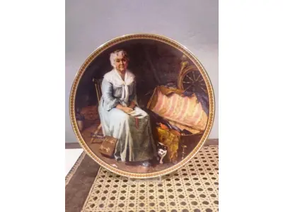 LOTE 315 - 01 PRATO COLECIONÁVEL EMITIDO PELA KNOWLES CHINA.ESTA EDIÇÃO LIMITADA É UM DESIGN DE NORMAN ROCKWELL E É CHAMADA DE "REMINISCING IN THE QUIET" (REMINISCÊNCIAS NO SILÊNCIO).DA "REDISCOVERED WOMEN COLLECTION" DE ROCKWELL. ROCKWELL REALMENTE RETRATOU A SIMPLICIDADE DA VIDA AMERICANA, AQUELES MOMENTOS RICOS QUE TODOS NÓS VALORIZAMOS. O PRATO COM 21,5 CM DE  DIÂMETRO. NUMERADO 14489K.UMA EDIÇÃO LIMITADA, ORIGINAL OX E COA INCLUÍDOS. ÓTIMA COR, ESTILO E CONDIÇÃO. COM CERTIFICADO DE AUTENTICIDADE E OS FOLHETOS ORIGINAL DA ÉPOCA E NOTA DE COMPRA DATA EM, 28/05/1981.ITEM COMPRADO E GARAGENS DE ANTIGUIDADES NOS EUA. SUPORTE PARA PRATO NÃO INCLUÍDO NESTA VENDA. (NO ESTADO) ATENÇÃO! FAZER A VISITAÇÃO ANTES DE ARREMATAR, NÃO SABEMOS SE FUNCIONA, LEILÃO NÃO TEM GARANTIA E NEM DEVOLUÇÃO, SUJEITO A POSSÍVEIS AVARIAS VISÍVEIS/OCULTAS E/OU AUSÊNCIA DE COMPONENTES.