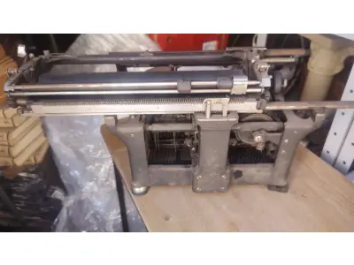 LOTE 425 - 01 MÁQUINA DE ESCREVER ANTIGA DÉCADA DE 70. (NO ESTADO) ATENÇÃO! FAZER A VISITAÇÃO ANTES DE ARREMATAR, NÃO SABEMOS SE FUNCIONA, LEILÃO NÃO TEM GARANTIA E NEM DEVOLUÇÃO, SUJEITO A POSSÍVEIS AVARIAS VISÍVEIS/OCULTAS E/OU AUSÊNCIA DE COMPONENTES.