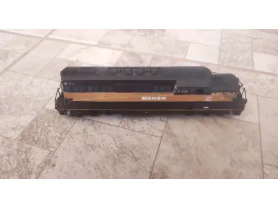 01 LOCOMOTIVA A DIESEL MONON BL2 EMD EM ESCALA HO PROTO 2000 REALISTA, ITEM COMPRADO EM GARAGENS DOS EUA. (NO ESTADO) ATENÇÃO! FAZER A VISITAÇÃO ANTES DE ARREMATAR, NÃO SABEMOS SE FUNCIONA, LEILÃO NÃO TEM GARANTIA E NEM DEVOLUÇÃO, SUJEITO A POSSÍVEIS AVARIAS VISÍVEIS/OCULTAS E/OU AUSÊNCIA DE COMPONENTES.