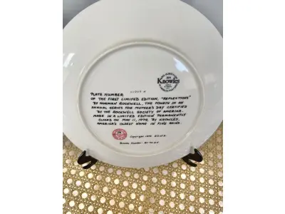 LOTE 118 - 01 PRATO DE NORMAN ROCKWELL EDIÇÃO LIMITADA "REFLEXÕES"PRATO OFICIAL DE EDIÇÃO LIMITADA DE 1979 PRATO DO DIA DAS MÃES ENDOSSADO COM CERTIFICADO COMO UM GENUÍNO CLÁSSICO ROCKWELL. FINA EDWIN M KNOWLES. COM CERTIFICADO DE AUTENTICIDADE, ESTE PRATO RETRATA “REFLEXÕES" E É FEITO NOS ESTADOS UNIDOS. PERFEITO PARA FÃS DA ICÔNICA OBRA DE ROCKWELL, ESTE PRATO DE COLECIONADOR É UM ITEM ESSENCIAL PARA QUALQUER COLEÇÃO. COM 21 CM DE DIÂMETRO ADICIONE ESTA PEÇA DESLUMBRANTE À SUA COLEÇÃO HOJE MESMO E ADMIRE OS DETALHES COMPLEXOS E AS BELAS CORES QUE FAZEM DESTE PRATO UMA OBRA DE ARTE. COM CERTIFICADO DE AUTENTICIDADE. ITEM COMPRADO E GARAGENS DE ANTIGUIDADES NOS EUA. SUPORTE PARA PRATO NÃO INCLUÍDO NESTA VENDA. (NO ESTADO) ATENÇÃO! FAZER A VISITAÇÃO ANTES DE ARREMATAR, NÃO SABEMOS SE FUNCIONA, LEILÃO NÃO TEM GARANTIA E NEM DEVOLUÇÃO, SUJEITO A POSSÍVEIS AVARIAS VISÍVEIS/OCULTAS E/OU AUSÊNCIA DE COMPONENTES.