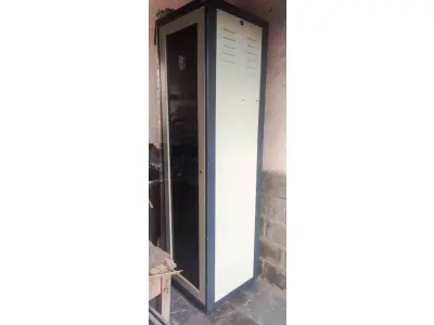 01 RACK PARA SERVIDOR COM 2,08 DE ALTURA. (NO ESTADO) ATENÇÃO! FAZER A VISITAÇÃO ANTES DE ARREMATAR, NÃO SABEMOS SE FUNCIONA, LEILÃO NÃO TEM GARANTIA E NEM DEVOLUÇÃO, SUJEITO A POSSÍVEIS AVARIAS VISÍVEIS/OCULTAS E/OU AUSÊNCIA DE COMPONENTES.