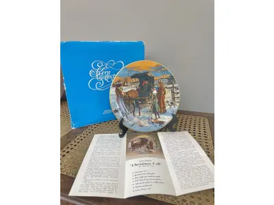 LOTE 317 - 01 PRATO COLECIONÁVEL KERN 1978 O NATAL DE ONTEM "CHRISTMAS CALL" EM PORTUGUES "CHAMADA DE NATAL". EDIÇÃO LIMITADA Nº 829/5000. KERN COLLECTIBLES. FABRICADO NOS EUA. ESTE PRATO SE CHAMA MAKING CHRISTMAS COOKIES. DA SÉRIE CHRISTMAS OF YESTERDAY. NA CAIXA ORIGINAL COM CERTIFICADO "CHRISTMAS CALL" DO ARTISTA MARVIN NYE, ANO 1978, NA CAIXA ORIGINAL, COLEÇÃO KERN,PEÇA COMPRADA EM GARAGEM DE ANTIGUIDADES NOS EUA. SUPORTE PARA PRATO NÃO INCLUÍDO NESTA VENDA.EM EXCELENTE ESTADO, POSSUI A CAIXA ORIGINAL E OS DOCUMENTOS. O SUPORTE DO PRATO NÃO ESTÁ INCLUÍDO. PEÇA COMPRADA EM GARAGEM DE ANTIGUIDADES NOS EUA. SUPORTE PARA PRATO NÃO INCLUÍDO NESTA VENDA. (NO ESTADO) ATENÇÃO! FAZER A VISITAÇÃO ANTES DE ARREMATAR, NÃO SABEMOS SE FUNCIONA, LEILÃO NÃO TEM GARANTIA E NEM DEVOLUÇÃO, SUJEITO A POSSÍVEIS AVARIAS VISÍVEIS/OCULTAS E/OU AUSÊNCIA DE COMPONENTES.