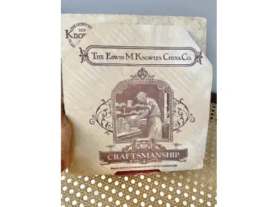 LOTE 131 - 01 PRATO NORMAN ROCKWELL.UM PEDAÇO DA HISTÓRIA AMERICANA COM ESTE PRATO DE COLECIONADOR DE  EDIÇÃO LIMITADA, COM UMA BELA ILUSTRAÇÃO DE NORMAN ROCKWELL DE 1979. ESTE PRATO RETRATA LIGHTHOUSE KEEPER’S DAUGHTER "A FILHA DO FAROLEIRO" E É FEITO NOS ESTADOS UNIDOS. PERFEITO PARA FÃS DA ICÔNICA OBRA DE ROCKWELL, ESTE PRATO DE COLECIONADOR É UM ITEM ESSENCIAL PARA QUALQUER COLEÇÃO. ADICIONE ESTA PEÇA DESLUMBRANTE À SUA COLEÇÃO HOJE MESMO E ADMIRE OS DETALHES COMPLEXOS E AS BELAS CORES QUE FAZEM DESTE PRATO UMA OBRA DE ARTE. COM CERTIFICADO DE AUTENTICIDADE. ITEM COMPRADO E GARAGENS DE ANTIGUIDADES NOS EUA. SUPORTE PARA PRATO NÃO INCLUÍDO NESTA VENDA. (NO ESTADO) ATENÇÃO! FAZER A VISITAÇÃO ANTES DE ARREMATAR, NÃO SABEMOS SE FUNCIONA, LEILÃO NÃO TEM GARANTIA E NEM DEVOLUÇÃO, SUJEITO A POSSÍVEIS AVARIAS VISÍVEIS/OCULTAS E/OU AUSÊNCIA DE COMPONENTES.
