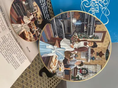 LOTE 302 - 01 PRATO COLECIONÁVEL KERN 1980 O NATAL DE ONTEM "MAKIG CHISTMAS GOODIES" EM PORTUGUES "FAZENDO GULOSEIMAS DE NATAL". EDIÇÃO LIMITADA Nº 67/5000. KERN COLLECTIBLES. FABRICADO NOS EUA. ESTE PRATO SE CHAMA MAKING CHRISTMAS COOKIES. DA SÉRIE CHRISTMAS OF YESTERDAY. NA CAIXA ORIGINAL COM CERTIFICADO "CHRISTMAS CALL" DO ARTISTA MARVIN NYE, ANO 1980, NA CAIXA ORIGINAL, COLEÇÃO KERN,PEÇA COMPRADA EM GARAGEM DE ANTIGUIDADES NOS EUA. SUPORTE PARA PRATO NÃO INCLUÍDO NESTA VENDA. (NO ESTADO) ATENÇÃO! FAZER A VISITAÇÃO ANTES DE ARREMATAR, NÃO SABEMOS SE FUNCIONA, LEILÃO NÃO TEM GARANTIA E NEM DEVOLUÇÃO, SUJEITO A POSSÍVEIS AVARIAS VISÍVEIS/OCULTAS E/OU AUSÊNCIA DE COMPONENTES.