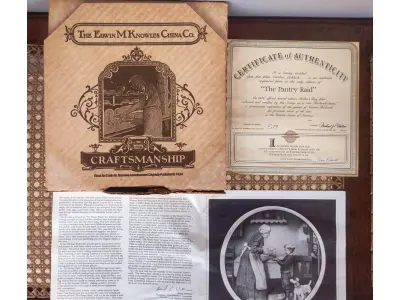 01 PRATO NORMAN  DIA DAS MÃES 1986 THE PANTRY RAID DÉCIMO PRIMEIRO EM UMA SÉRIE ANUAL DECORATIVO.PRATO EDWIN M KNOWLES NORMAN ROCKWELL, COLECIONÁVEL EM PERFEITO ESTADO, COM FOLHETO E  CERTIFICADO E EMBALAGEM ORIGINAL. CERTIFICA-SE QUE ESTE PRATO, NÚMERO 18004 10581A, É UM PRATO AUTÊNTICO REGISTRADO NA ÚNICA EDIÇÃO DE "THE PANTRY RAID","EM PORTUGUES (A INVASÃO À DESPENSA). O PRATO OFICIAL DE EDIÇÃO LIMITADA DO DIA DAS MÃES DE 1986, COM 21,5 CENTIMETROS DE DIAMETRO ENDOSSADO E CERTIFICADO POR ESTA SOCIEDADE COMO UM VERDADEIRO "CLÁSSICO DE ROCKWELL", UMA EXPRESSÃO CONSUMADA DA GENIALIDADE DE NORMAN ROCKWELL, O MAIOR ARTISTA DE TODOS OS TEMPOS NOS ESTADOS UNIDOS DA AMÉRICA.PEÇA COMPRADA EM GARAGEM DE ANTIGUIDADES NOS EUA. SUPORTE PARA PRATO NÃO INCLUÍDO NESTA VENDA." . (NO ESTADO) ATENÇÃO! FAZER A VISITAÇÃO ANTES DE ARREMATAR, NÃO SABEMOS SE FUNCIONA, LEILÃO NÃO TEM GARANTIA E NEM DEVOLUÇÃO, SUJEITO A POSSÍVEIS AVARIAS VISÍVEIS/OCULTAS E/OU AUSÊNCIA DE COMPONENTES.