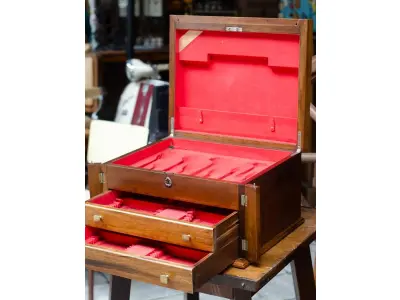 LOTE 117 - 01 BELA CAIXA PARA FAQUEIRO EM MADEIRA COM 03 PARTIÇÕES SENDO 02 GAVETAS E 01 TAMPA SUPERIOR LINDA SUPER CONSERVADA PUXADORES EM METAL. COM 53X44X30. (NO ESTADO) ATENÇÃO! FAZER A VISITAÇÃO ANTES DE ARREMATAR, NÃO SABEMOS SE FUNCIONA, LEILÃO NÃO TEM GARANTIA E NEM DEVOLUÇÃO, SUJEITO A POSSÍVEIS AVARIAS VISÍVEIS/OCULTAS E/OU AUSÊNCIA DE COMPONENTES.