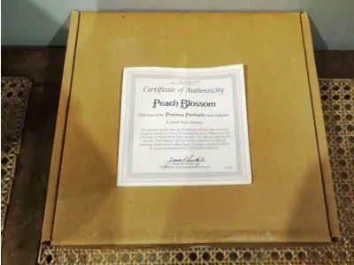 LOTE 304 - 01 PRATO DE COLECIONADOR DA COLEÇÃO HAMILTON. DA COLEÇÃO PRECIOUS PORTRAITS.COM 21 CM DE DIAMETRO COM  CERTIFICADO E CAIXA ORIGINAL DA TERCEIRA EDIÇÃO DE UMA COLEÇÃO DE APENAS SEIS PRATOS DE LANÇAMENTOS COM PAISAGEMS DIFERENTES - "PEACH BLOSSOM"  "EM PORTUGUES FLOR DE PESSEGO" DA DECADA DE 80 EDIÇAO LIMITADA PRATO DE NUMERO  3041P.PEÇA COMPRADA EM GARAGEM DE ANTIGUIDADES NOS EUA. SUPORTE PARA PRATO NÃO INCLUÍDO NESTA VENDA. (NO ESTADO) ATENÇÃO! FAZER A VISITAÇÃO ANTES DE ARREMATAR, NÃO SABEMOS SE FUNCIONA, LEILÃO NÃO TEM GARANTIA E NEM DEVOLUÇÃO, SUJEITO A POSSÍVEIS AVARIAS VISÍVEIS/OCULTAS E/OU AUSÊNCIA DE COMPONENTES.