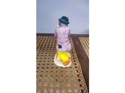 LOTE 194 - 01 ESTATUETA DE PALHAÇO DE CERÂMICA VINTAGE DA COLEÇÃO FLAMBRO DE EMMETT KELLY JR. PAÍS/REGIÃO DE FABRICAÇÃO TAIWAN. ESTA ESTATUETA DO EMMETT KELLY JR. APRESENTA UM PALHAÇO SEGURANDO O ROSTO ENTRE AS MÃOS. ORIGINAL. EXCELENTE ESTADO, SEM LASCAS, RACHADURAS EM ÓTIMO ESTADO PEÇA RARA ITEM LANÇADOS ANOS 90 NOS EUA  CM DE ALTURA E UMA BASE DE 15 ​​CM. COM  SUA ASSINATURA NA PARTE INFERIOR JUNTO COM "EXCLUSIVAMENTE DA FLAMBRO EMPRESA FAMOSA NOS EUA DECADA DE 90, COMPRADAS EM LOJAS DE ANTIGUIDADES DOS EUA. (NO ESTADO) ATENÇÃO! FAZER A VISITAÇÃO ANTES DE ARREMATAR, NÃO SABEMOS SE FUNCIONA, LEILÃO NÃO TEM GARANTIA E NEM DEVOLUÇÃO, SUJEITO A POSSÍVEIS AVARIAS VISÍVEIS/OCULTAS E/OU AUSÊNCIA DE COMPONENTES.