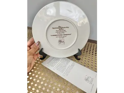 LOTE 163 - 01 RARO  PRATO COLECIONÁVEL DE 1979 EDIÇÃO LIMITADA DE 5000 PEÇAS,PEÇA DE  529 DE 5000 PEÇAS LANÇADAS NA ÉPOCA DA SÉRIE "CHRISTMAS OF YESTERDAY" DE MARVIN NYE, CELEBRANDO O LENHADOR, NATAL DE ONTEM "CHRISTMAS CALL" DO ARTISTA MARVIN NYE, ANO DE 1979, NA CAIXA ORIGINAL, COLEÇÃO KERN. O PRATO ESTÁ EM EXCELENTES CONDIÇÕES. O PRATO ESTÁ NA CAIXA ORIGINAL DESDE A COMPRA. O TAMANHO DO PRATO É DE APROXIMADAMENTE 21 CM DE DIÂMETRO. O SUPORTE DO PRATO NÃO ESTÁ INCLUÍDO. ITEM COMPRADO EM GARAGENS DE ANTIGUIDADES NOS EUA. (NO ESTADO) ATENÇÃO! FAZER A VISITAÇÃO ANTES DE ARREMATAR, NÃO SABEMOS SE FUNCIONA, LEILÃO NÃO TEM GARANTIA E NEM DEVOLUÇÃO, SUJEITO A POSSÍVEIS AVARIAS VISÍVEIS/OCULTAS E/OU AUSÊNCIA DE COMPONENTES.