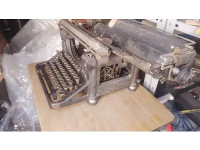 LOTE 425 - 01 MÁQUINA DE ESCREVER ANTIGA DÉCADA DE 70. (NO ESTADO) ATENÇÃO! FAZER A VISITAÇÃO ANTES DE ARREMATAR, NÃO SABEMOS SE FUNCIONA, LEILÃO NÃO TEM GARANTIA E NEM DEVOLUÇÃO, SUJEITO A POSSÍVEIS AVARIAS VISÍVEIS/OCULTAS E/OU AUSÊNCIA DE COMPONENTES.