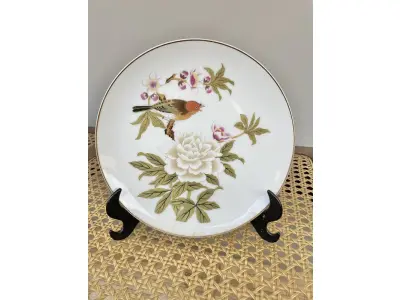 LOTE 171 - 01 RARO PRATO IMPORTADO - "JARDIM CHINÊS" COM PÁSSARO E FLORES - FABRICADO NO JAPÃO NA DÉCADA DE 70. COM 19 CM DE DIÂMETRO, COM DESIGN ORIGINAL DO SHAFFORD JAPAN CHINESE GARDEN TORNANDO ESTE PRATO UMA ÓTIMA OPÇÃO DE PRESENTE OU UM BELO ITEM PARA COLECIONADORES. SUPORTE DO PRATO NÃO ESTÁ INCLUÍDO. ITEM COMPRADO EM GARAGENS DE ANTIGUIDADES NOS EUA. (NO ESTADO) ATENÇÃO! FAZER A VISITAÇÃO ANTES DE ARREMATAR, NÃO SABEMOS SE FUNCIONA, LEILÃO NÃO TEM GARANTIA E NEM DEVOLUÇÃO, SUJEITO A POSSÍVEIS AVARIAS VISÍVEIS/OCULTAS E/OU AUSÊNCIA DE COMPONENTES.