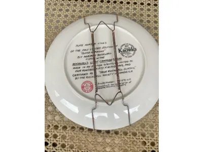 LOTE 273 - 01 PRATO DE COLECIONADOR VINTAGE KNOWLES NORMAN ROCKWELL -CLOSE HARMONY NUMERADA CERTIFICADO DE AUTENTICIDADE. "CLOSE HARMONY" DE NORMAN ROCKWELL, THE ROCKWELL LIGHT CAMPAIGN SERIES COLLECTION, DA EDWIN M KNOWLES CHINA CO., COLLECTOR PLATE. COM CERTIFICADO DE AUTENTICIDADE E CAIXA ORIGINAL E FOLHETOS E NOTA DE COMPRA DATADA EM 21/08/1984. ESTE É UM ITEM VINTAGE MUITO BONITO. PRATO DE  NÚMERO 5722 D. DA ÚNICA EDIÇÃO LIMITADA DE "CLOSE HARMONY" DE NORMAN ROCKWELL. QUINTO NA COLEÇÃO ROCKWELL ROCKWELL'S LIGHT CAMPAIGN SERIES. FEITO EM UMA EDIÇÃO ESTRITAMENTE LIMITADA A CENTO E CINQUENTA DIAS DE DISPARO E CERTIFICADO COMO UM "VERDADEIRO CLÁSSICO ROCKWELL" PELA THE ROCKWELL SOCIETY OF AMERICA.1986 TODOS OS DIREITOS RESERVADOS. EMITIDO COM A COOPERAÇÃO DA GENERAL ELECTRIC COMPANY (SELO) O NOME, MAIS ANTIGO DA AMÉRICA 1854 EDWIN M KNOWLES, EM PORCELANA FINA NEWELL VIRGINIA EUA.SELO CORPORATIVO, OFICIAL DA ROCKWELL SOCIETY OF AMERICA..COMPRADAS EM LOJAS DE ANTIGUIDADES DOS EUA.O SUPORTE DO PRATO NÃO ESTÁ INCLUÍDO. (NO ESTADO) ATENÇÃO! FAZER A VISITAÇÃO ANTES DE ARREMATAR, NÃO SABEMOS SE FUNCIONA, LEILÃO NÃO TEM GARANTIA E NEM DEVOLUÇÃO, SUJEITO A POSSÍVEIS AVARIAS VISÍVEIS/OCULTAS E/OU AUSÊNCIA DE COMPONENTES.