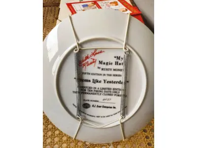 01 PRATO DE COLECIONADOR SÉRIE PARECE QUE FOI ONTEM "SEEMS LIKE YESTERDAY" "EM PORTUGUES PARECE QUE FOI ONTEM" "MY MAGIC HAT" MEU CHAPÉU MÁGICO" PRODUZIDA EM EDIÇÃO LIMITADA POR APENAS 10 DIAS DE DISTRIBUIÇÃO E LOGO FECHADO PARA SEMPRE. PRATO DE NUMERO 6537 .PLACA DE COLECIONADOR B0Y RUSTY MONEY ESSA PEÇA FOI AUTOGRAFADA À MÃO PELO ARTISTA NA EPOCA DE LANÇAMENTO DOS PRATOS NOS EUA EM 30/03/1983. APRESENTA UMA CENA IT"" DA RUSTY MONEY, 3ª EDIÇÃO. E FOI FABRICADO ENTRE 1980 E 1989. É PERFEITO PARA COLECIONADORES DE ITENS DECORATIVOS AMERICANOS, ESPECIALMENTE PARA AQUELES INTERESSADOS EM PRATOS DE COLECIONADOR. EMITIDO PELA RJ ERNST ENTERPRISES. ACOMPANHA O CERTIFICADO DE AUTENTICIDADE NA CAIXA ORIGINAL. COM 22 CM DE DIÂMETRO. PEÇA COMPRADA EM GARAGEM DE ANTIGUIDADES NOS EUA. “SUPORTE PARA PRATO NÃO INCLUÍDO NESTA VENDA.” . (NO ESTADO) ATENÇÃO! FAZER A VISITAÇÃO ANTES DE ARREMATAR, NÃO SABEMOS SE FUNCIONA, LEILÃO NÃO TEM GARANTIA E NEM DEVOLUÇÃO, SUJEITO A POSSÍVEIS AVARIAS VISÍVEIS/OCULTAS E/OU AUSÊNCIA DE COMPONENTES.
