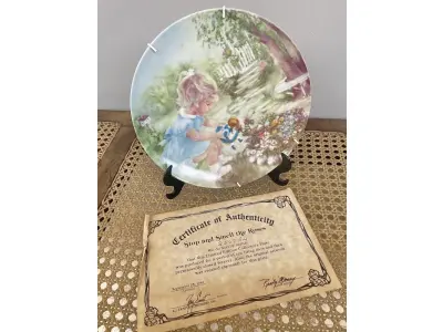 01 PRATO DE COLECIONADOR VINTAGE DE 1981, EDIÇÃO LIMITADA, "STOP AND SMELL THE ROSES",EM PORTUGUES "PARE E SINTA O CHEIRO DAS ROSAS" DA RUSTY MONEY A PRIMEIRA EDIÇÃO DA SÉRIE "SEEMS LIKE YESTERDAY". ASSINADO PELO ARTISTA RUSTY MONEY. MEDE 21 CM DE DIÂMETRO. PRIMEIRA EDIÇÃO, EDIÇÃO LIMITADA, POR APENAS 10 DIAS DE PRODUÇÃO E VENDAS , E DEPOIS FECHADA DEFINITIVAMENTE PARA SEMPRE. PLACA NÚMERO 3567AA COM CERTIFICAÇÃO DE AUTENTICIDADE, E CAIXA ORIGINAL DA EPOCA.PEÇA COMPRADA EM GARAGEM DE ANTIGUIDADES NOS EUA. SUPORTE PARA PRATO NÃO INCLUÍDO NESTA VENDA. (NO ESTADO) ATENÇÃO! FAZER A VISITAÇÃO ANTES DE ARREMATAR, NÃO SABEMOS SE FUNCIONA, LEILÃO NÃO TEM GARANTIA E NEM DEVOLUÇÃO, SUJEITO A POSSÍVEIS AVARIAS VISÍVEIS/OCULTAS E/OU AUSÊNCIA DE COMPONENTES.