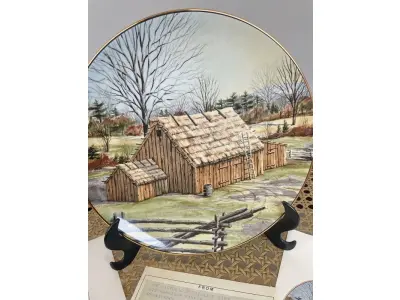 LOTE 293 - 01 RARO PRATO PORCELANA FRANCISCANA DA HISTORIC PROVIDENCE MINT WORLD PREMIER FIRST EDITION, DE 1983, DA SÉRIE THE VANISHING AMERICAN BARN, DA HARRIS HIEN, A SEGUNDA EDIÇÃO DA SÉRIE, INTITULADA "THATCHED BARN", NEW "ENGLAND BARN". O PRATO APRESENTA UMA REPRESENTAÇÃO ÚNICA, DETALHADA E COLORIDA DE UM TIPO DE CELEIRO AMERICANO, SITUADO EM UM CENÁRIO DE FAZENDA DE DIFERENTES REGIÕES DO PAÍS, COM DETALHES DOURADOS NA BORDA. ESTAMPADAS NA PARTE INFERIOR COM O NOME DA SÉRIE, TÍTULO, ASSINATURA IMPRESSA DO ARTISTA E A MARCA THE HISTORIC PROVIDENCE MINT, E MEDEM APROXIMADAMENTE 21,8 CM DE DIÂMETRO. EM EXCELENTE ESTADO, POSSUI A CAIXA ORIGINAL E OS DOCUMENTOS. COM CAIXA E CERTIFICADO E FOLHETOS  ORIGINAIS.PEÇA COMPRADA EM GARAGEM DE ANTIGUIDADES NOS EUA. SUPORTE PARA PRATO NÃO INCLUÍDO NESTA VENDA. (NO ESTADO) ATENÇÃO! FAZER A VISITAÇÃO ANTES DE ARREMATAR, NÃO SABEMOS SE FUNCIONA, LEILÃO NÃO TEM GARANTIA E NEM DEVOLUÇÃO, SUJEITO A POSSÍVEIS AVARIAS VISÍVEIS/OCULTAS E/OU AUSÊNCIA DE COMPONENTES.
