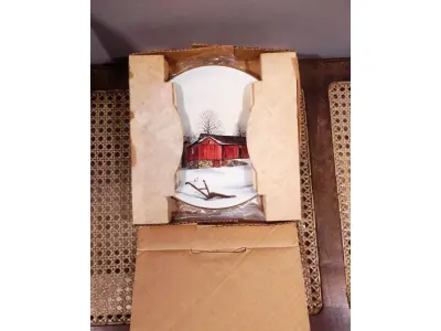 LOTE 307 - 01 RARO PRATO PORCELANA DA COLEÇÃO CELEIROS AMERICANOS EM EXTINÇÃO FRANCISCANA DA HISTORIC PROVIDENCE MINT WORLD PREMIER FIRST EDITION, DE 1983, DA SÉRIE THE VANISHING AMERICAN BARN, DA HARRIS HIEN, A SEGUNDA EDIÇÃO DA SÉRIE, INTITULADA "CONNECTED BARN". EM PORTUGUES “CELEIRO CONECTADO” O PRATO APRESENTA UMA REPRESENTAÇÃO ÚNICA, DETALHADA E COLORIDA DE UM TIPO DE CELEIRO AMERICANO, SITUADO EM UM CENÁRIO DE FAZENDA DE DIFERENTES REGIÕES DO PAÍS, COM DETALHES DOURADOS NA BORDA. ESTAMPADAS NA PARTE INFERIOR COM O NOME DA SÉRIE, TÍTULO, ASSINATURA IMPRESSA DO ARTISTA E A MARCA THE HISTORIC PROVIDENCE MINT, E MEDEM APROXIMADAMENTE 21,8 CM DE DIÂMETRO. EM EXCELENTE ESTADO, POSSUI A CAIXA ORIGINAL E OS DOCUMENTOS. O SUPORTE DO PRATO NÃO ESTÁ INCLUÍDO. PEÇA COMPRADA EM GARAGEM DE ANTIGUIDADES NOS EUA. SUPORTE PARA PRATO NÃO INCLUÍDO NESTA VENDA. (NO ESTADO) ATENÇÃO! FAZER A VISITAÇÃO ANTES DE ARREMATAR, NÃO SABEMOS SE FUNCIONA, LEILÃO NÃO TEM GARANTIA E NEM DEVOLUÇÃO, SUJEITO A POSSÍVEIS AVARIAS VISÍVEIS/OCULTAS E/OU AUSÊNCIA DE COMPONENTES.