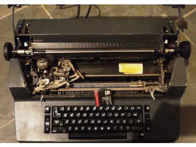 LOTE 433 - 01 MÁQUINA DE ESCREVER IBM FUNCIONANDO PERFEITAMENTE. (NO ESTADO) ATENÇÃO! FAZER A VISITAÇÃO ANTES DE ARREMATAR, NÃO SABEMOS SE FUNCIONA, LEILÃO NÃO TEM GARANTIA E NEM DEVOLUÇÃO, SUJEITO A POSSÍVEIS AVARIAS VISÍVEIS/OCULTAS E/OU AUSÊNCIA DE COMPONENTES.