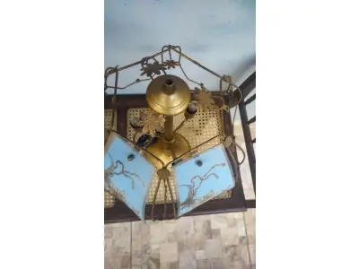 LOTE 156 - 01 ABAJUR ANTIGO EM BRONZE COM 50 CM DE ALTURA. (NO ESTADO) ATENÇÃO! FAZER A VISITAÇÃO ANTES DE ARREMATAR, NÃO SABEMOS SE FUNCIONA, LEILÃO NÃO TEM GARANTIA E NEM DEVOLUÇÃO, SUJEITO A POSSÍVEIS AVARIAS VISÍVEIS/OCULTAS E/OU AUSÊNCIA DE COMPONENTES.