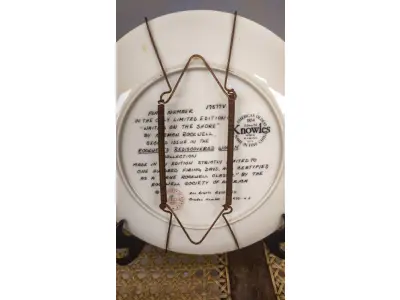 LOTE 189 - 01 PRATO DE COLECIONADOR NORMAN ROCKWELL "ESPERANDO NA PRAIA" PRATO KNOWLES COM CERTIFICADO DE APROVAÇÃO (CA) CAIXA.PRATO COLECIONÁVEL DA ROCKWELL SOCIETY & KNOWLES CHINA. A IMAGEM CHAMA-SE "ESPERANDO NA PRAIA" E FOI CRIADA PELO ARTISTA NORMAN ROCKWELL. ESTE PRATO É O SEGUNDO DA COLEÇÃO ROCKWELL REDISCOVERED WOMEN. NÚMERO DO PRATO: 17577V, DA EDIÇÃO LIMITADA A 100 DIAS DE QUEIMA EM 1982. CERTIFICADO COMO UM "VERDADEIRO CLÁSSICO ROCKWELL" PELA ROCKWELL SOCIETY OF AMERICA.ESTE PRATO ESTÁ EM EXCELENTES CONDIÇÕES DE USO. ACOMPANHA A CAIXA ORIGINAL, CERTIFICADO DE APROVAÇÃO (CA) E ENCARTES. PRATO DE COLECIONADOR. APROXIMADAMENTE 21 CM DE DIÂMETRO.COMPRADAS EM LOJAS DE ANTIGUIDADES DOS EUA.O SUPORTE DO PRATO NÃO ESTÁ INCLUÍDO. (NO ESTADO) ATENÇÃO! FAZER A VISITAÇÃO ANTES DE ARREMATAR, NÃO SABEMOS SE FUNCIONA, LEILÃO NÃO TEM GARANTIA E NEM DEVOLUÇÃO, SUJEITO A POSSÍVEIS AVARIAS VISÍVEIS/OCULTAS E/OU AUSÊNCIA DE COMPONENTES.