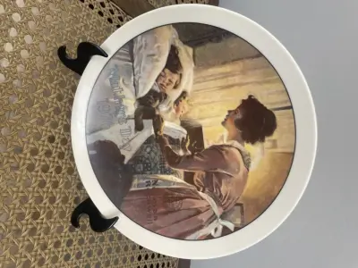 01 RARO PRATO DA PRIMEIRA EDIÇÃO LIMITADA DE NORMAN ROCKWELL KNOWLES MOTHER'S DAY 1976 COLLECTOR PLATE A MOTHER’S LOVE. PRATO DE COLECIONADOR NORMAN ROCKWELL KNOWLES PARA O DIA DAS MÃES DE 1976, "A MOTHER'S LOVE" " EM PORTUGUES AMOR DE MÃE" NÚMERO DO PRATO: 2258-A. COM 21,5 CM DE DIÂMETRO  LANÇADO EM 7 MAIO DE  1976.E LOGO FOI FECHADO A FABRICAÇÃO DA MESMA. EM EXCELENTE ESTADO, POSSUI A CAIXA ORIGINAL E OS DOCUMENTOS. O SUPORTE DO PRATO NÃO ESTÁ INCLUÍDO. PEÇA COMPRADA EM GARAGEM DE ANTIGUIDADES NOS EUA. SUPORTE PARA PRATO NÃO INCLUÍDO NESTA VENDA. (NO ESTADO) ATENÇÃO! FAZER A VISITAÇÃO ANTES DE ARREMATAR, NÃO SABEMOS SE FUNCIONA, LEILÃO NÃO TEM GARANTIA E NEM DEVOLUÇÃO, SUJEITO A POSSÍVEIS AVARIAS VISÍVEIS/OCULTAS E/OU AUSÊNCIA DE COMPONENTES.