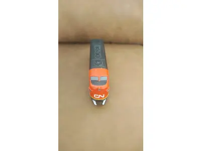 LOTE 136 - 01 LOCOMOTIVA BACHMANN 400508 HO EMD F9 CANADIAN NATIONAL (CN) 9162 ANALOG DC BELA PEÇA E RARA. ITEM COMPRADO EM GARAGENS DE ANTIGUIDADES NOS EUA. (NO ESTADO) ATENÇÃO! FAZER A VISITAÇÃO ANTES DE ARREMATAR, NÃO SABEMOS SE FUNCIONA, LEILÃO NÃO TEM GARANTIA E NEM DEVOLUÇÃO, SUJEITO A POSSÍVEIS AVARIAS VISÍVEIS/OCULTAS E/OU AUSÊNCIA DE COMPONENTES.