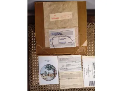 LOTE 181 - 01 RARO PRATO PORCELANA FRANCISCANA DA HISTORIC PROVIDENCE MINT WORLD PREMIER FIRST EDITION, DE 1983, DA SÉRIE THE VANISHING AMERICAN BARN, DA HARRIS HIEN, A SEGUNDA EDIÇÃO DA SÉRIE, INTITULADA "THE LOG BARN", NEW "ENGLAND BARN". O PRATO APRESENTA UMA REPRESENTAÇÃO ÚNICA, DETALHADA E COLORIDA DE UM TIPO DE CELEIRO AMERICANO, SITUADO EM UM CENÁRIO DE FAZENDA DE DIFERENTES REGIÕES DO PAÍS, COM DETALHES DOURADOS NA BORDA. ESTAMPADAS NA PARTE INFERIOR COM O NOME DA SÉRIE, TÍTULO, ASSINATURA IMPRESSA DO ARTISTA E A MARCA THE HISTORIC PROVIDENCE MINT, E MEDEM APROXIMADAMENTE 21,8 CM DE DIÂMETRO. EM EXCELENTE ESTADO, POSSUI A CAIXA ORIGINAL E OS DOCUMENTOS.O SUPORTE DO PRATO NÃO ESTÁ INCLUÍDO. (NO ESTADO) ATENÇÃO! FAZER A VISITAÇÃO ANTES DE ARREMATAR, NÃO SABEMOS SE FUNCIONA, LEILÃO NÃO TEM GARANTIA E NEM DEVOLUÇÃO, SUJEITO A POSSÍVEIS AVARIAS VISÍVEIS/OCULTAS E/OU AUSÊNCIA DE COMPONENTES.