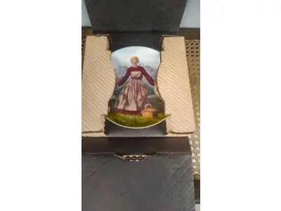 LOTE 285 - 01 BELO  PRATO DE COLECIONADOR É DA COLEÇÃO O SOM DE MUSSE "A NOVIÇA REBELDE", DE EDWIN M. KNOWLES, FABRICADO NA VIRGÍNIA OCIDENTAL EM 1986. PINTADO POR T. CRNKOVICH. POSSUI FORMATO REDONDO COM 21,5 CM DE DIÂMETRO. O DESIGN É INSPIRADO NO FILME MUSICAL "A NOVIÇA REBELDE" E É FEITO DE PORCELANA FINA. ESTE PRATO DE COLECIONADOR NUMERADO ESTÁ EM ÓTIMO ESTADO. NÃO VEJO DEFEITOS. O PRATO NÃO POSSUI EMBALAGEM OU DOCUMENTAÇÃO ORIGINAL. ESTRITAMENTE LIMITADO AS VENDAS UM PERÍODO DE QUEIMA  150 DIAS LOGO APÓS FOI FECHADO NÃO LANÇARAM MAIS . PLACA NÚMERO 2080F,NÚMERO BRADEX: 84-K41-18.1.PEÇA COMPRADA EM GARAGEM DE ANTIGUIDADES NOS EUA. SUPORTE PARA PRATO NÃO INCLUÍDO NESTA VENDA. (NO ESTADO) ATENÇÃO! FAZER A VISITAÇÃO ANTES DE ARREMATAR, NÃO SABEMOS SE FUNCIONA, LEILÃO NÃO TEM GARANTIA E NEM DEVOLUÇÃO, SUJEITO A POSSÍVEIS AVARIAS VISÍVEIS/OCULTAS E/OU AUSÊNCIA DE COMPONENTES.