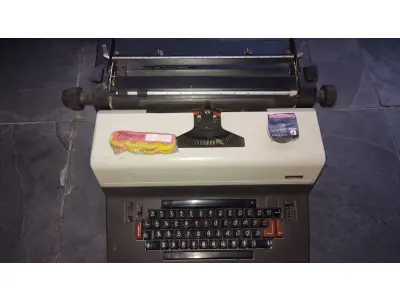 LOTE 427 - 01 MÁQUINA DE ESCREVER ANTIGA. (NO ESTADO) ATENÇÃO! FAZER A VISITAÇÃO ANTES DE ARREMATAR, NÃO SABEMOS SE FUNCIONA, LEILÃO NÃO TEM GARANTIA E NEM DEVOLUÇÃO, SUJEITO A POSSÍVEIS AVARIAS VISÍVEIS/OCULTAS E/OU AUSÊNCIA DE COMPONENTES.