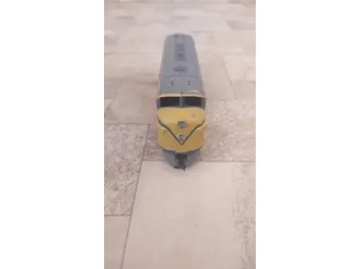 LOTE 180 - 01 LOCOMOTIVA A DIESEL ATHEARN HO-GAUGE CANADIAN NATIONAL EMD F7. ITEM COMPRADO EM GARAGENS DE ANTIGUIDADES NOS EUA. (NO ESTADO) ATENÇÃO! FAZER A VISITAÇÃO ANTES DE ARREMATAR, NÃO SABEMOS SE FUNCIONA, LEILÃO NÃO TEM GARANTIA E NEM DEVOLUÇÃO, SUJEITO A POSSÍVEIS AVARIAS VISÍVEIS/OCULTAS E/OU AUSÊNCIA DE COMPONENTES.