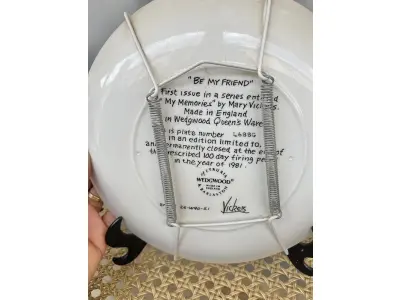 LOTE 127 - 01 PRATO DE COLECIONADOR MARY VICKERS "SEJA MEU AMIGO", SÉRIE MINHAS MEMÓRIAS, WEDGWOOD Nº 2530A,PRATO DE COLECIONADOR AUTÊNTICO DA ARTISTA MARY VICKERS, COM 20 CM DE DIÂMETRO. PRIMEIRA EDIÇÃO DE UMA SÉRIE CHAMADA MINHAS MEMÓRIAS, A OBRA DE ARTE INTITULADA "SEJA MEU AMIGO" APRESENTA UMA JOVEM PEDINDO A AMIZADE DE OUTRA GAROTA,PRATO Nº 2530A FEITO EM UM PERÍODO DE QUEIMA ESTRITAMENTE LIMITADO A 100 DIAS, FABRICADO NA INGLATERRA EM WEDGWOOD QUEEN'S WARE.ITEM COMPRADO EM GARAGEM DE ANTIGUIDADES NOS EUA OBSERVAÇÃO: O SUPORTE DE MOSTRADO NAS FOTOS NÃO ESTÁ INCLUÍDO. (NO ESTADO) ATENÇÃO! FAZER A VISITAÇÃO ANTES DE ARREMATAR, NÃO SABEMOS SE FUNCIONA, LEILÃO NÃO TEM GARANTIA E NEM DEVOLUÇÃO, SUJEITO A POSSÍVEIS AVARIAS VISÍVEIS/OCULTAS E/OU AUSÊNCIA DE COMPONENTES.