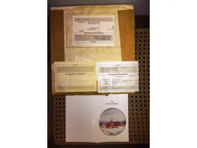 LOTE 307 - 01 RARO PRATO PORCELANA DA COLEÇÃO CELEIROS AMERICANOS EM EXTINÇÃO FRANCISCANA DA HISTORIC PROVIDENCE MINT WORLD PREMIER FIRST EDITION, DE 1983, DA SÉRIE THE VANISHING AMERICAN BARN, DA HARRIS HIEN, A SEGUNDA EDIÇÃO DA SÉRIE, INTITULADA "CONNECTED BARN". EM PORTUGUES “CELEIRO CONECTADO” O PRATO APRESENTA UMA REPRESENTAÇÃO ÚNICA, DETALHADA E COLORIDA DE UM TIPO DE CELEIRO AMERICANO, SITUADO EM UM CENÁRIO DE FAZENDA DE DIFERENTES REGIÕES DO PAÍS, COM DETALHES DOURADOS NA BORDA. ESTAMPADAS NA PARTE INFERIOR COM O NOME DA SÉRIE, TÍTULO, ASSINATURA IMPRESSA DO ARTISTA E A MARCA THE HISTORIC PROVIDENCE MINT, E MEDEM APROXIMADAMENTE 21,8 CM DE DIÂMETRO. EM EXCELENTE ESTADO, POSSUI A CAIXA ORIGINAL E OS DOCUMENTOS. O SUPORTE DO PRATO NÃO ESTÁ INCLUÍDO. PEÇA COMPRADA EM GARAGEM DE ANTIGUIDADES NOS EUA. SUPORTE PARA PRATO NÃO INCLUÍDO NESTA VENDA. (NO ESTADO) ATENÇÃO! FAZER A VISITAÇÃO ANTES DE ARREMATAR, NÃO SABEMOS SE FUNCIONA, LEILÃO NÃO TEM GARANTIA E NEM DEVOLUÇÃO, SUJEITO A POSSÍVEIS AVARIAS VISÍVEIS/OCULTAS E/OU AUSÊNCIA DE COMPONENTES.