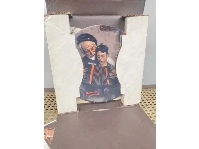 LOTE 272 - 01 RARO PRATO VINTAGE DE COLECIONADOR APRESENTA A ICÔNICA PINTURA DE NORMAN ROCKWELL, "THE MUSIC MAKER". COM 21 CM DE DIÂMETRO, E É FEITO DE PORCELANA. O PRATO FAZ PARTE DA FRANQUIA "KNOWLES" DE EDIÇÃO LIMITADA E PERTENCE À LINHA DE PRODUTOS "EARLY AMERICAN PRESCUT/EAPC".O PRATO É DECORADO COM UM PADRÃO RÚSTICO E APRESENTA UMA IMAGEM COLORIDA DE UM HOMEM TOCANDO UM INSTRUMENTO MUSICAL. FOI PRODUZIDO COM A TÉCNICA DE CERÂMICA E FABRICADO NOS ESTADOS UNIDOS NO FINAL DO SÉCULO XX (1970-1999). ESTE PRATO DECORATIVO É PERFEITO PARA TODAS AS OCASIÕES E SERIA UM ÓTIMO COMPLEMENTO PARA QUALQUER COLEÇÃO. NÚMERO DA PLACA: 23765AP.COMPRADAS EM LOJAS DE ANTIGUIDADES DOS EUA NA DATA DE 13/05/1981.COM NOTA DE COMPRA DA EPOCA E TODOS OS DOCUMENTOS INCLUSOS.O SUPORTE DO PRATO NÃO ESTÁ INCLUÍDO. (NO ESTADO) ATENÇÃO! FAZER A VISITAÇÃO ANTES DE ARREMATAR, NÃO SABEMOS SE FUNCIONA, LEILÃO NÃO TEM GARANTIA E NEM DEVOLUÇÃO, SUJEITO A POSSÍVEIS AVARIAS VISÍVEIS/OCULTAS E/OU AUSÊNCIA DE COMPONENTES.