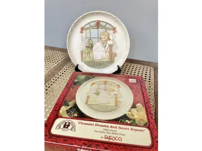 LOTE 133 - 01 LINDO PRATO ENESCO BAS RELIEF DE 1994 DA COLEÇÃO MABEL LUCIE ATWELL EM BAIXO RELEVO PINTADO A MÃO, EDIÇÃO LIMITADA, COM UM TEMA "PLEASANT DREAMS AND SWEET REPOSE"," SONHOS AGRADAVEIS" DESIGN MULTICOLORIDO E PADRÃO DECORATIVO. FEITO DE CERÂMICA NA INDONÉSIA, COM 21,5 CM DE DIÂMETRO  PEÇA VINTAGE DO FINAL DO SÉCULO XX. A MARCA ENESCO É CONHECIDA POR SEUS PRATOS DE COLECIONADOR, E ESTE ITEM EM PARTICULAR FAZ PARTE DA FRANQUIA MABEL LUCIE ATWELL, ITEM RARO COM TODOS OS DOCUMENTOS, COMPRADO EM GARAGEM DE ANTIGUIDADES NOS EUA.SUPORTE PARA PRATO NÃO INCLUÍDO NESTA VENDA. (NO ESTADO) ATENÇÃO! FAZER A VISITAÇÃO ANTES DE ARREMATAR, NÃO SABEMOS SE FUNCIONA, LEILÃO NÃO TEM GARANTIA E NEM DEVOLUÇÃO, SUJEITO A POSSÍVEIS AVARIAS VISÍVEIS/OCULTAS E/OU AUSÊNCIA DE COMPONENTES.