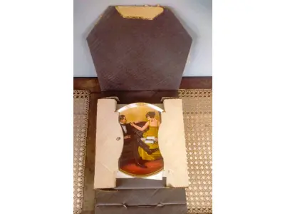 LOTE 323 - 01 LINDO PRATO VINTAGE NORMAN ROCKWELL,NORMAN ROCKWELL, "FLIRTING IN THE PARLOUR" MULHERES REDESCOBERTAS,POR NORMAN ROCKWELL,OITAVA EDIÇÃO DA COLEÇÃO REDISCOVERED WOMEN DA ROCKWELL, 1983 NA CAIXA ORIGINAL COM CERTIFICADO DE AUTENTICIDADE,FOLHETOS E DOCUMENTOS DA ÉPOCA. NÚMERO DO PRATO 1443I DE EDWIN KNOWLES NÚMERO BREITAX 84- R70 4-8. COM 21,5 CM DE DIÂMETRO, COMPRADO E, 23/07/1983. O SUPORTE DO PRATO NÃO ESTÁ INCLUÍDO. PEÇA COMPRADA EM GARAGEM DE ANTIGUIDADES NOS EUA. COM CAIXA E CERTIFICADO DE AUTENTICIDADE ORIGINAL. SUPORTE PARA PRATO NÃO INCLUÍDO NESTA VENDA. (NO ESTADO) ATENÇÃO! FAZER A VISITAÇÃO ANTES DE ARREMATAR, NÃO SABEMOS SE FUNCIONA, LEILÃO NÃO TEM GARANTIA E NEM DEVOLUÇÃO, SUJEITO A POSSÍVEIS AVARIAS VISÍVEIS/OCULTAS E/OU AUSÊNCIA DE COMPONENTES.